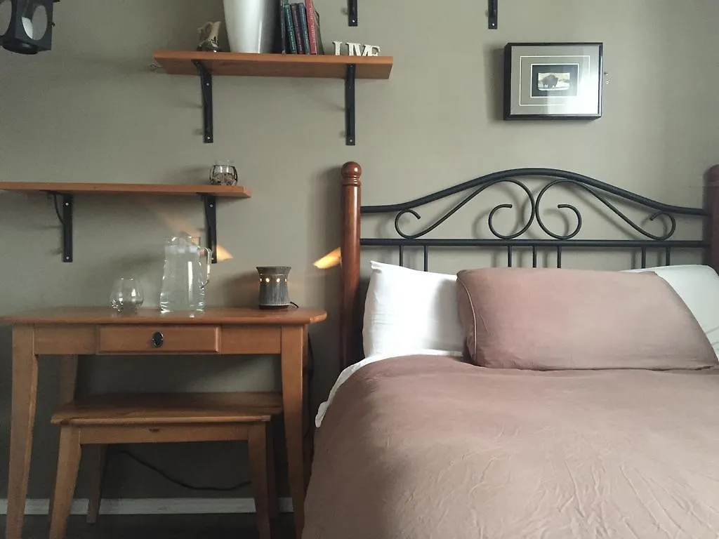 Home Sweet Hostel 0*, De Winton Canada