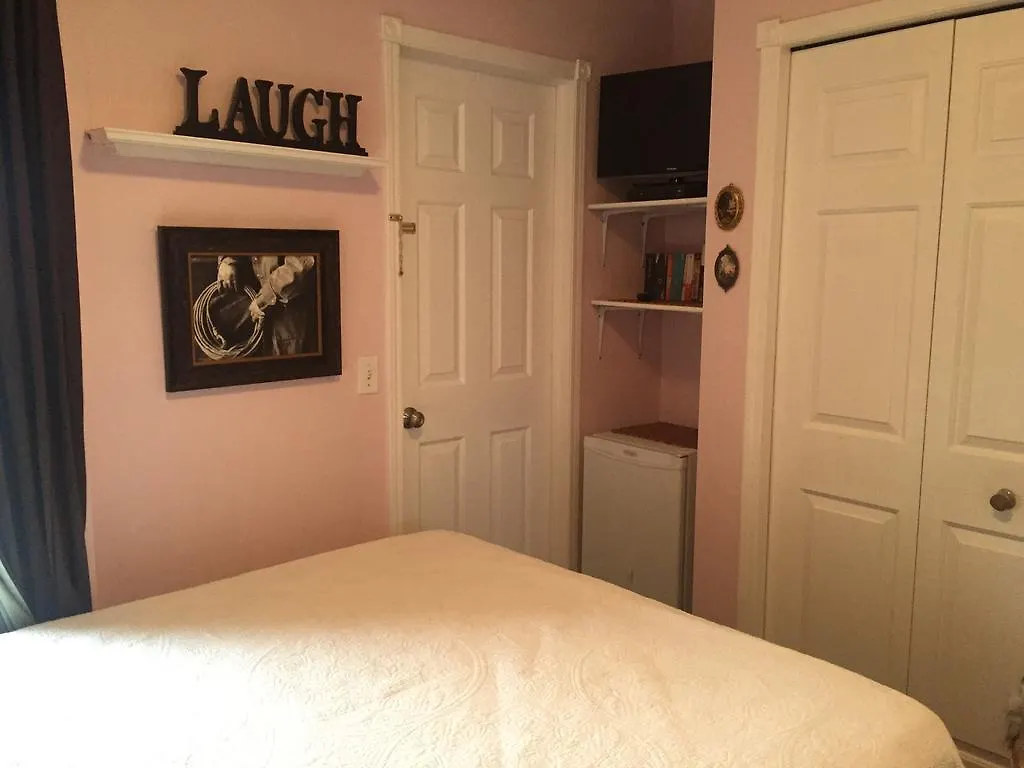 Homestay Home Sweet Hostel Canada