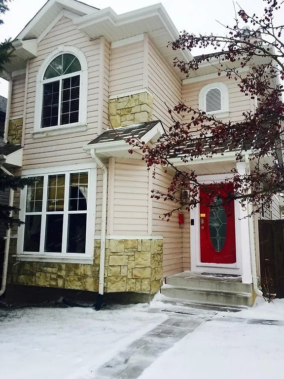 Home Sweet Hostel 0*, De Winton Canada