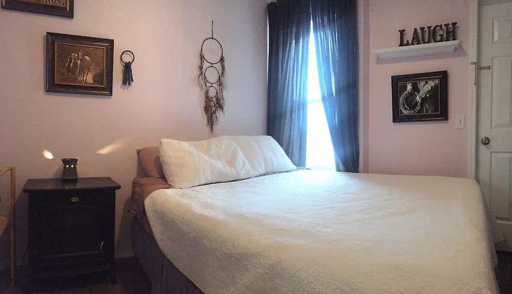 Home Sweet Hostel 0*, De Winton Canada